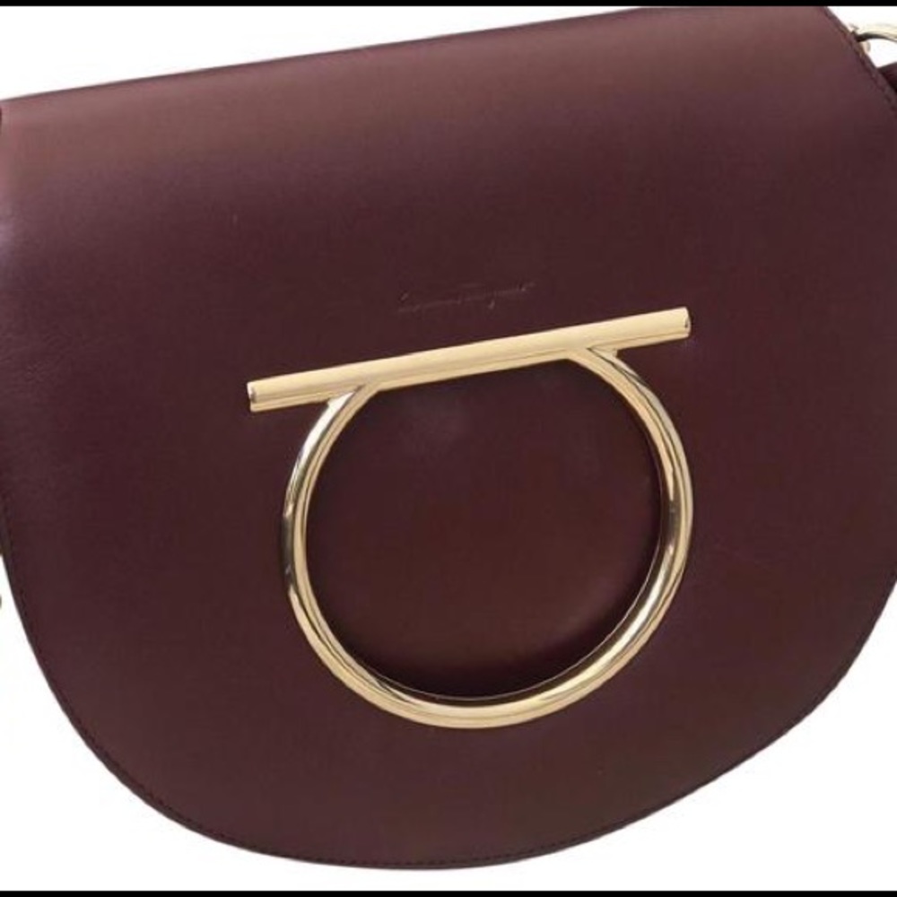 😍Salvatore Ferragamo Flap Gancini Wine Leather